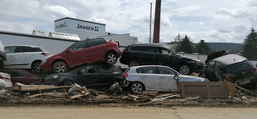 Angespülte Autos in Ahrweiler.