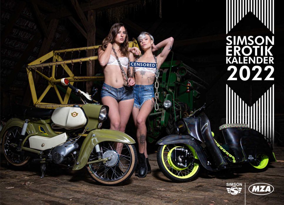 Cover des SIMSON-Erotik-Kalenders von MZA mit den Models Stella Stegmann und Miri Be zusammen mit ostdeutschen Mopeds von Christoph Zink.